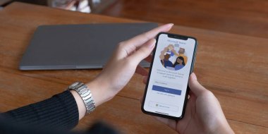 CHIANG MAI, THAILAND - 10 JUL 2022: Ev çalışanlarından bir çalışma Microsoft sosyal platformunu indiriyor, evden izole bir şekilde çalışmaya hazır