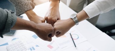 Panoramik takım çalışması konsepti birleştirir, iş ekibi el ele tutuşur, gönüllü hayır işi yapar. İşbirliğine katılan insanlar başarılı iş yapıyorlar.