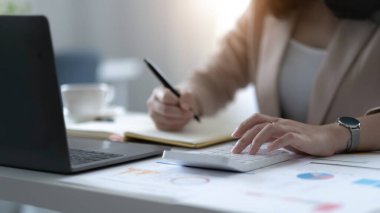 Matematik finansmanı için hesap makinesi ve dizüstü bilgisayar kullanan iş kadını ofis ve iş geçmişi, vergi, muhasebe, istatistik ve analitik araştırma konsepti
