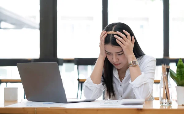 아시아의한 사업가의 이미지는 사무실에서 태블릿으로 일하는 스트레스를 지나치게 생각하는 — 스톡 사진