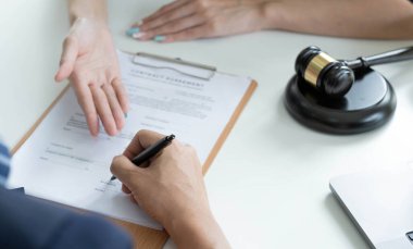 Yargıç Gavin ve Adalet Avukatları hukuk firmasının arka planında takım toplantısı yapıyorlar. Hukuk ve Hukuk Hizmetleri kavramları