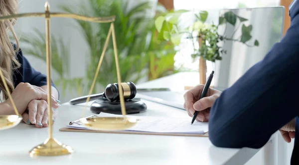 Justice Law Concept Legal Counsel Presents Client Signed Contract Gavel — Foto Stock