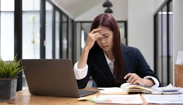 Mujer Asiática Joven Que Siente Migraña Cabeza Cansado Sobrecargado Trabajo — Foto de Stock