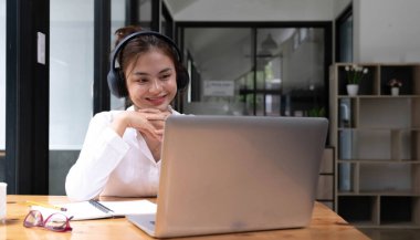 Öğrenci öğrenme çevrimiçi dersini laptoplu bilgisayar kullanarak ve iş yerinde not defteri yazarak kapat, E öğrenme ve çevrimiçi çalışma konsepti