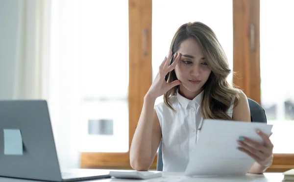 Imagen Una Mujer Asiática Que Está Cansada Pensando Demasiado Trabajar — Foto de Stock