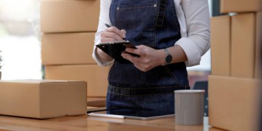 Girişimciler Küçük İşletme Bağımsız Adamlar evde çalışıyor. Ticari denetim, çevrimiçi pazarlama, paketleme, KOBİ satıcıları, konsept, e-ticaret ekibi, çevrimiçi satış için akıllı telefon ve dizüstü bilgisayar kullanın.