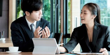 Fon yöneticileri takım danışmanlığı ve dijital tablet üzerinden yatırım borsası analizi hakkında tartışmalar