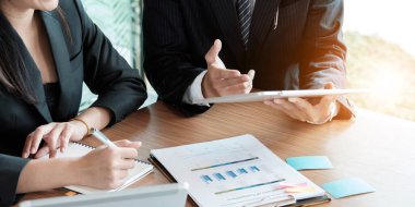 Fon yöneticileri takım danışmanlığı ve dijital tablet üzerinden yatırım borsası analizi hakkında tartışmalar