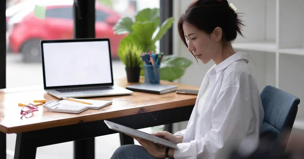 Portrait Happy Asian Businesswoman Working Tablet Computer — Stock fotografie