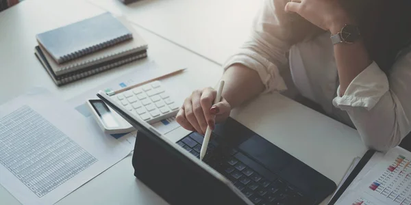 Zakenvrouw Met Laptop Toetsenbord Kantoor — Stockfoto