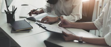 İş kadını ve ortağı şirket, vergi, muhasebe, istatistik ve analitik araştırma, grup desteği ve toplantı konularını tartışıyor