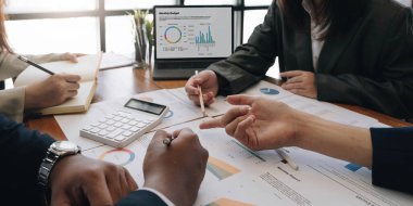 Toplantı odasındaki mali raporun analizi ve tartışılması için Asyalı iş danışmanı toplantısı. Yatırım Danışmanı, Mali Danışman, Mali Danışman ve Muhasebe Danışmanı