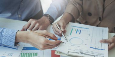 Modern ofiste mali raporları grafik grafiği ve hesap makinesiyle analiz eden muhasebeciyi kapat: finans ve iş konsepti