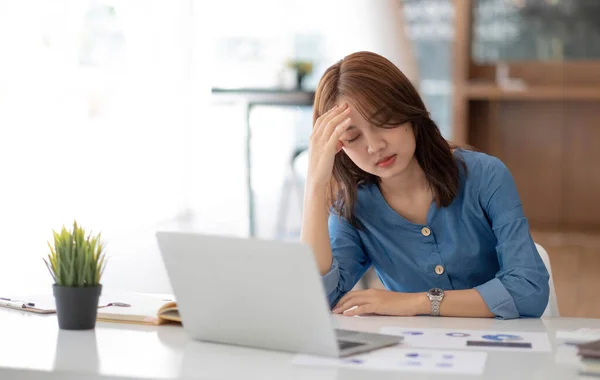 Imagen Una Mujer Asiática Que Está Cansada Pensando Demasiado Trabajar — Foto de Stock