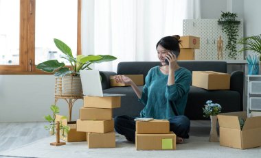 Başlangıçta küçük işletme KOBİ 'si, akıllı telefon veya tablet kullanan girişimci sahibi paket ürün kutusu hazırlamak için çevrimiçi alışveriş siparişini alır ve kontrol eder. Çevrimiçi fikirler satılıyor