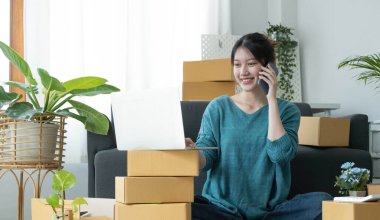 Başlangıçta küçük işletme KOBİ 'si, akıllı telefon veya tablet kullanan girişimci sahibi paket ürün kutusu hazırlamak için çevrimiçi alışveriş siparişini alır ve kontrol eder. Çevrimiçi fikirler satılıyor