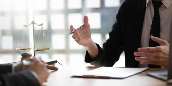 Buena Cooperación Servicio Consulta Empresaria Abogada Masculina Consejera Juez Teniendo — Foto de Stock