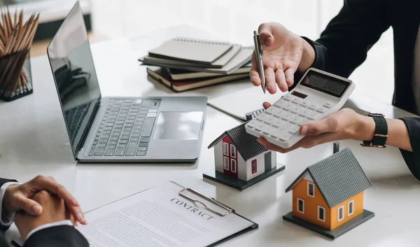 Emlak komisyoncusu görüşmeleri sözleşme formuna ulaşın ve onaylanmış mortgage başvuru formu sigortasıyla anlaşma imzalama kararı için müşteriye danışın.