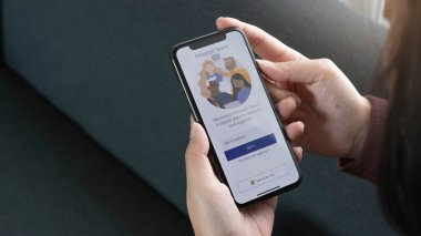 CHIANG MAI, THAILAND - 11 APR 2022: Ev çalışanlarından bir çalışma Microsoft sosyal platformunu indiriyor, evden izole bir şekilde çalışmaya hazır