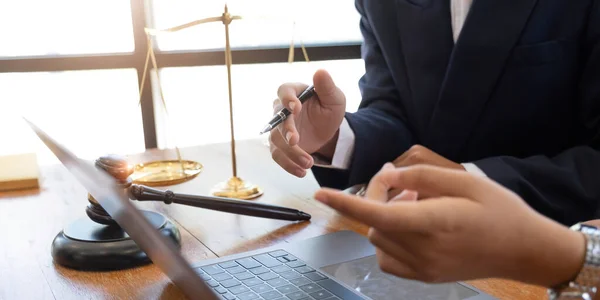 Affärer Och Advokater Diskuterar Kontraktshandlingar Med Mässing Skala Skrivbordet Ämbetet — Stockfoto