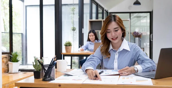 Donna Asiatica Che Lavora Computer Portatile Lavorare Ufficio Con Concetto — Foto Stock