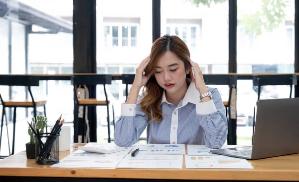 태블릿으로 일하는 아시아 스트레스받고 머리가 아프고 사무실에서 열심히 생각하는 — 스톡 사진