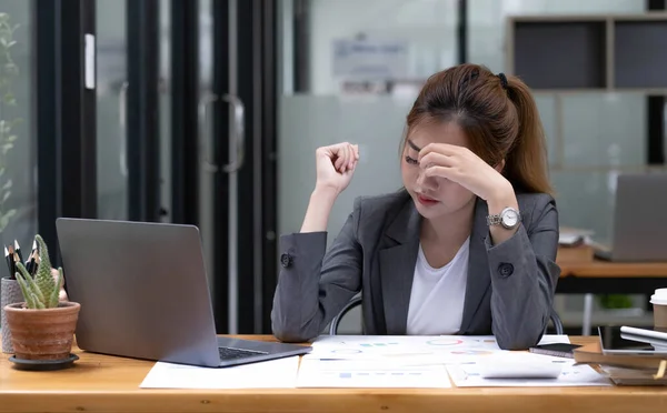 Asian Woman Who Tired Overthinking Working Tablet Office — Foto Stock