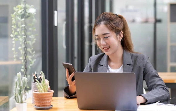 Asian Businesswoman Formal Suit Office Happy Cheerful Using Smartphone Workin — 스톡 사진