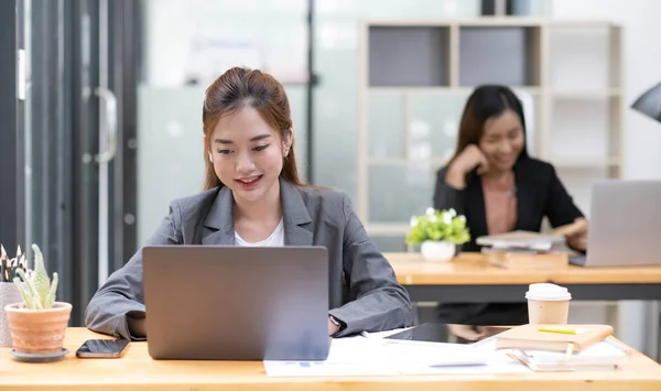 Two Business Women Working Notebook Computer Holding Pen Looking Screen — 스톡 사진