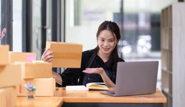 Küçük bir işletme kuran KOBİ sahibi ve kadın girişimciler, halatı, ürünleri paketlemek için kutuları bağlamak ve çevrimiçi olarak müşterilere satılacak bir kutu mal hazırlamak için kullanıyorlar.