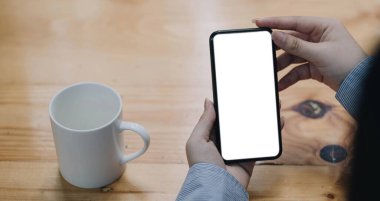 Cep telefonu kullanan, kahve dükkanına masaj yapan, güneş banyosu yapan kadınlara yakın çekim. Siyah ekranlı telefon, mesajlaşma, video görüşmeleri.