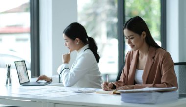 Ofiste çalışan Asyalı bir iş kadını.