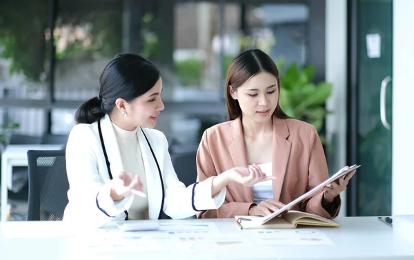 Dvě Mladé Asijské Podnikatelky Diskutovat Investiční Projekt Pracovní Plánovací Strategie — Stock fotografie