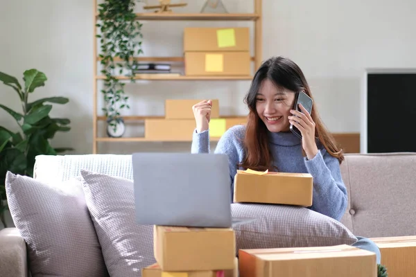 Feliz Joven Empresaria Asiática Sonrisa Para Éxito Ventas Después Comprobar — Foto de Stock