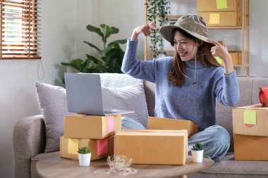 Küçük işletme girişimcisi KME, kutuda kumaş paketleyen Asyalı kadın. Portre genç Asyalı küçük işletme sahibi ev sahibi, çevrimiçi satış pazarlama teslimatı, KME e-ticaret tele-pazarlama danışmanı