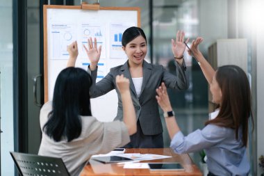 Genç Asyalı iş adamlarından oluşan bir grup. Yaratıcı iş adamı. Başarılı bir iş ortağı olmaktan mutluluk duyarlar.