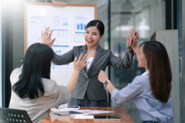 Genç Asyalı iş adamlarından oluşan bir grup. Yaratıcı iş adamı. Başarılı bir iş ortağı olmaktan mutluluk duyarlar.