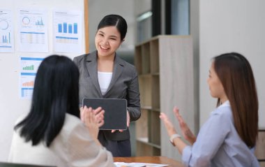 Genç Asyalı İş Adamları Grubu Modern ofis çalışma alanında yaratıcı iş adamları, Başarı ve başarıyı kutlayan başarılı ortaklık takım çalışması