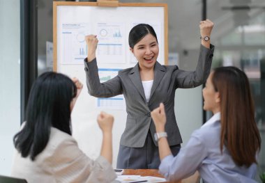 Genç Asyalı iş adamlarından oluşan bir grup. Yaratıcı iş adamı. Başarılı bir iş ortağı olmaktan mutluluk duyarlar.