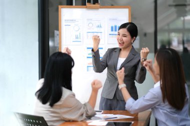 Genç Asyalı iş adamlarından oluşan bir grup. Yaratıcı iş adamı. Başarılı bir iş ortağı olmaktan mutluluk duyarlar.