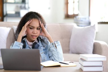 Evden çalışmak, genç Asyalı bir kadının dizüstü bilgisayarla mücadele etmesi, Asyalı bir kızın çevrimiçi ders, internet işi, öğrenim görürken dizüstü bilgisayara bakması, insanların teknolojiyle mücadele etmesi.