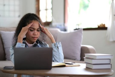 Evden çalışmak, genç Asyalı bir kadının dizüstü bilgisayarla mücadele etmesi, Asyalı bir kızın çevrimiçi ders, internet işi, öğrenim görürken dizüstü bilgisayara bakması, insanların teknolojiyle mücadele etmesi.