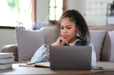 Evden çalışmak, genç Asyalı bir kadının dizüstü bilgisayarla mücadele etmesi, Asyalı bir kızın çevrimiçi ders, internet işi, öğrenim görürken dizüstü bilgisayara bakması, insanların teknolojiyle mücadele etmesi.