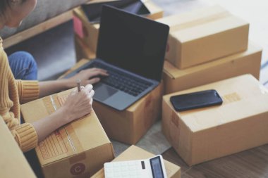 Girişim Girişimciliği Küçük İşletme Serbest KOBİ Evde çalışan genç bayan yerde ve dizüstü bilgisayarında çevrimiçi pazarlama paketleme KOBİ Ticaret Konsepti