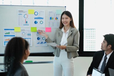 Kadın Operasyon Müdürü Ekonomistler Ekibi için Toplantı Sunumu Yapıyor. Asyalı Kadın Büyüme Analizi, Grafikleri, İstatistikleri ve Verileri ile Dijital Beyaztahta Kullanıyor. İnsanlar İş Ofisinde Çalışıyor