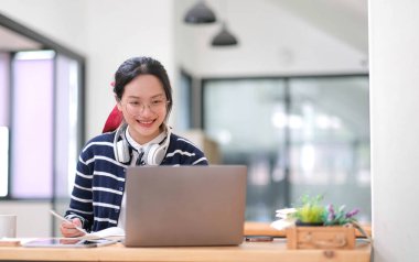 Asyalı kız öğrenci çevrimiçi öğrenim kursu çevrimiçi video dersi Zoom öğretmeni, Mutlu Asyalı kız bilgisayar laptopuyla İngilizce öğreniyor