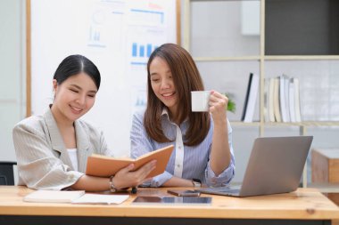 Beyin fırtınası yapan bir grup iş adamı, ofiste birlikte çalışma listesini tanımlıyor. Toplantı sırasında yeni finans projesi planıyla