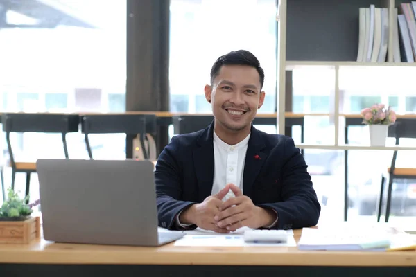 Retrato Joven Hombre Negocios Asiático Sonriendo Mientras Usa Portátil Escribe — Foto de Stock