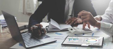 Toplantı odasındaki mali raporun analizi ve tartışılması için Asyalı iş danışmanı toplantısı. Yatırım Danışmanı, Mali Danışman ve Muhasebe Danışmanı