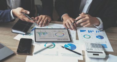 Toplantı odasındaki mali raporun analizi ve tartışılması için Asyalı iş danışmanı toplantısı. Yatırım Danışmanı, Mali Danışman ve Muhasebe Danışmanı